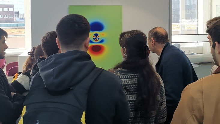 2-sus-isreal-vor-bild-733x414 Students infront of a picture
