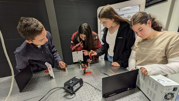 4-schüler-im-labor-733x414 pupils in the school lab