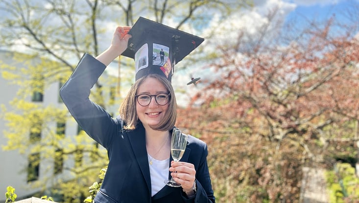 Johanna Biederbick mit ihrem Doktorhut