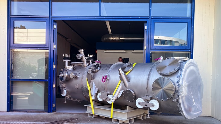 photo of madmax cryostat manoevering into the SHELL building in Hamburg
