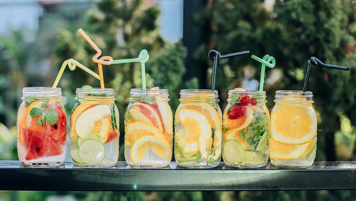 Mehrere sommerliche Cocktails nebeneinander