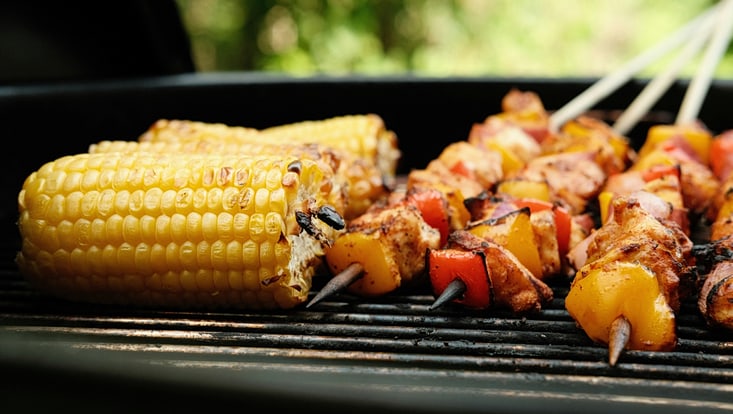 Grillrost mit Gemmüsespießen und Maiskolben