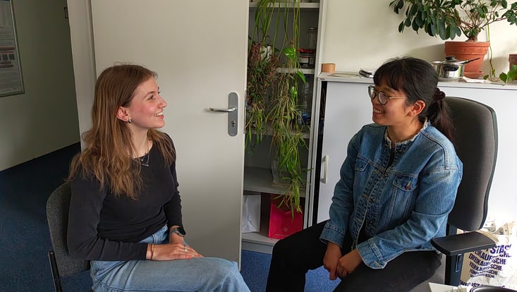 Malina and Jihye talking