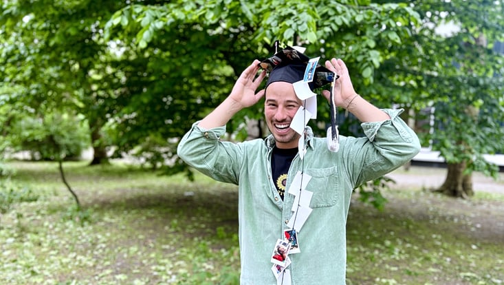 Raphael Koll mit seinem Doktorhut