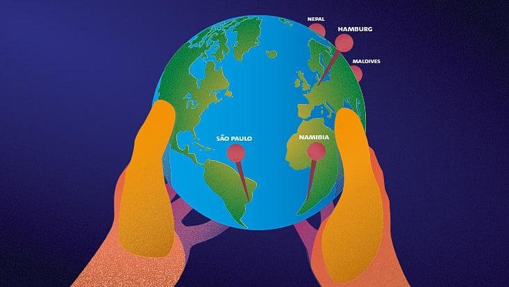 Die Städte: Hamburg und San Paulo, die Länder Namibia und Nepal sowie die Inselgruppe der Malediven sind auf der Weltkugel eingezeichnet, die von zwei Händen getragen wird.