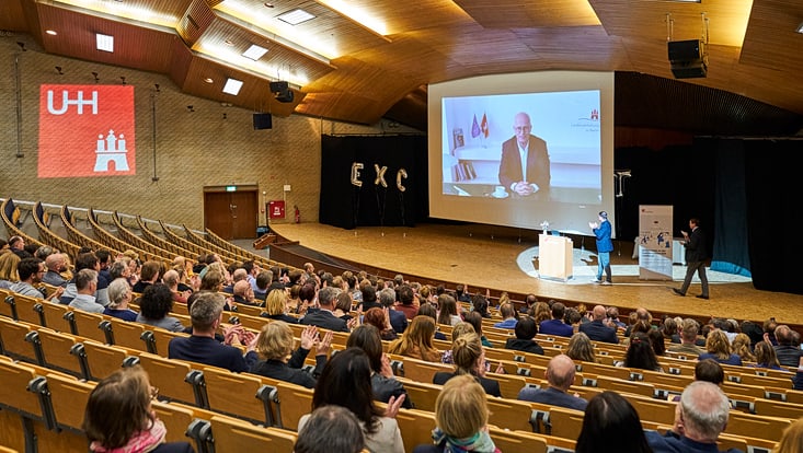 First mayor of Hamburg Peter Tschentscher gives his congratulations to the announced clusters of excellence. First mayor of Hamburg Peter Tschentscher gives his congratulations to the announced clusters of excellence.