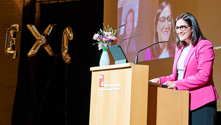 Hamburg Science Senator gives congratulations to the new clusters of excellence 2025. science senator gives congratulations to the new clusters of excellence 2025
