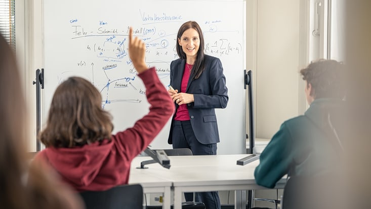 Dozentin mit Studierende