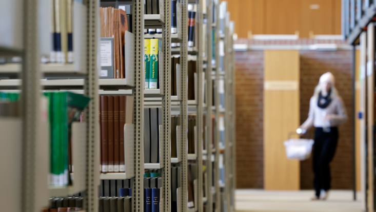 Gang in der Bibliothek