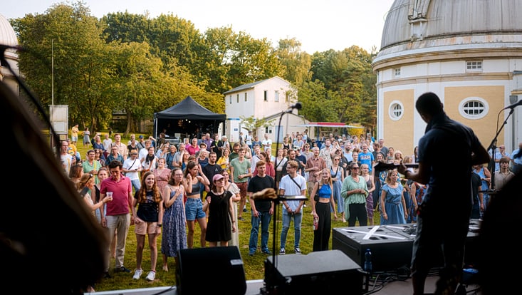 Publikum vor Open-Air-Bühne
