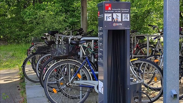 Bild der Fahrradreparaturstation bei den Fahrradständern am ZOQ Gebäude 90