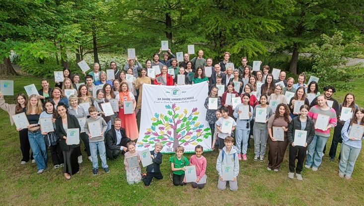 gruppenbild der ausgezeichneten umweltschulen in Hamburg
