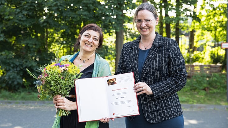 Teresa Pellegrino and Nadja Bigall with certificate and flowers