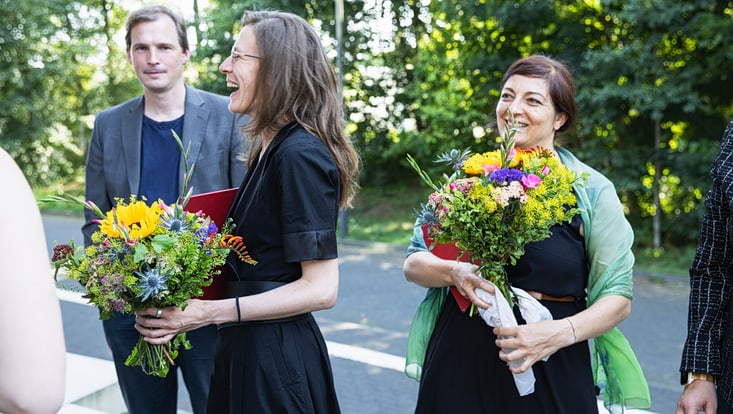 The awardees with flowers