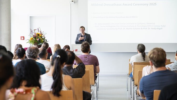 Martin Eckstein hält die Laudatio im Seminarraum