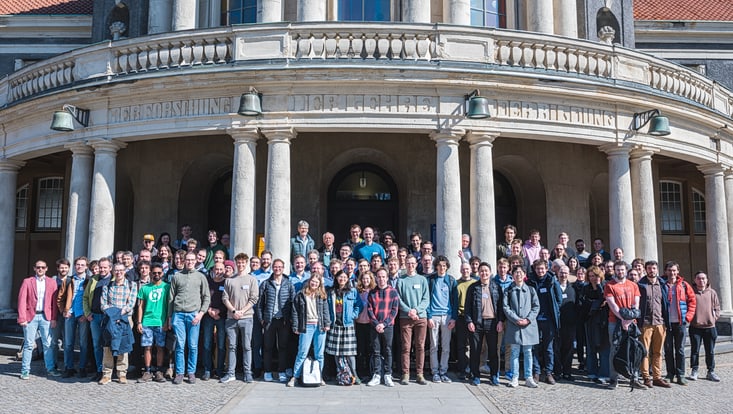 conference participants standing in front of the main building of the University of Hamburg