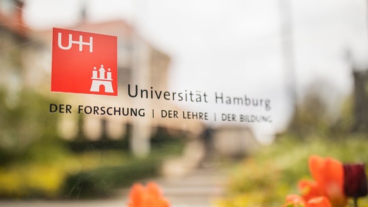 Logo der Uni Hamburg auf einer Glaustür