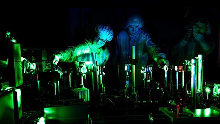 Forschende arbeiten im Raman-Labor in Hamburg am Center for Free-Electron Laser Science (CFEL). Von Links: Tomke Glier, Mika Rerrer, Malte van Heek.