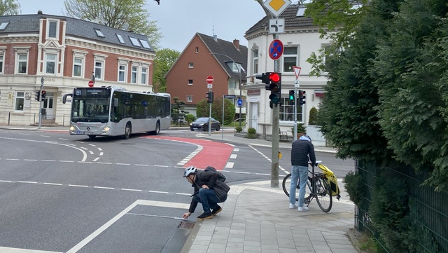 Das Bild zeigt zwei Studierende beim Erfassen der Bikeability