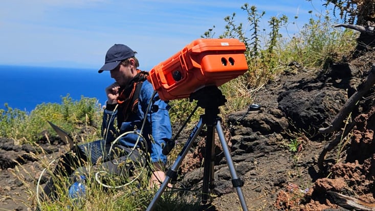2025-09-03-stromboli-3-733x414 Ein Studi stellt die Kamera am Vulkan auf.