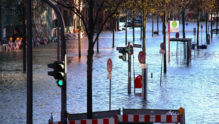 Zusehen ist eine Straße in hamburg bei Hochwasser.