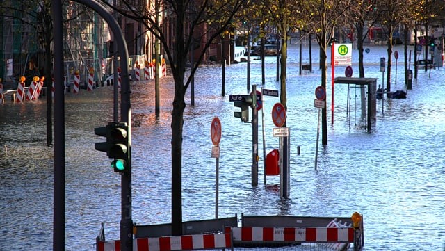 Zusehen ist eine Straße in hamburg bei Hochwasser.