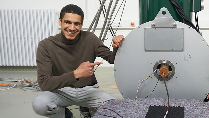 junger Wissenschaftler neben Experiment