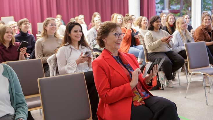 co-2413-733x414 A smiling audience.
