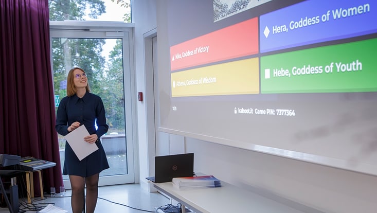 co-2434-733x414 A woman presents a quiz on a screen.