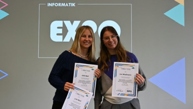 The students Jolie Bast (left) and Lea Wedman (right) at the EXPO award ceremony for the 2nd and 3rd place.