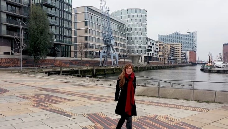 Zu sehen ist eoin Ausschnitt aus dem Bewerbungsvideo auf der die Moderatorin zu sehen ist.