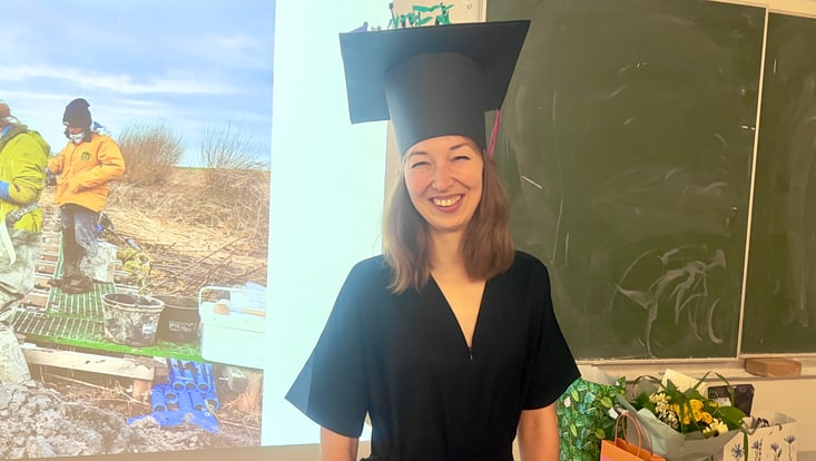 Fay Lexmond nach ihrer Verteidigung mit ihrem Doktorhut.