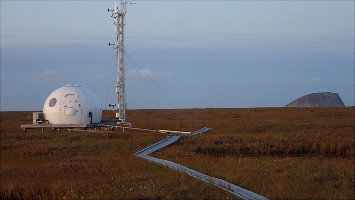 Eine Forschungsstation in der Landschaft von Sibirien