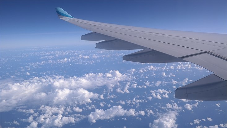 Blick aus Flugzeug auf Cumuluswolken