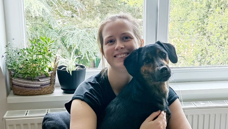 Das Bild zeigt Nele Martens mit ihrem Hund im Arm.