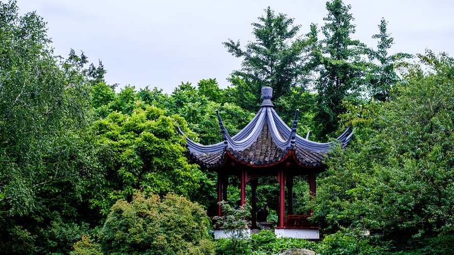 Eine kleine Pagode mitten in den Gewächsen