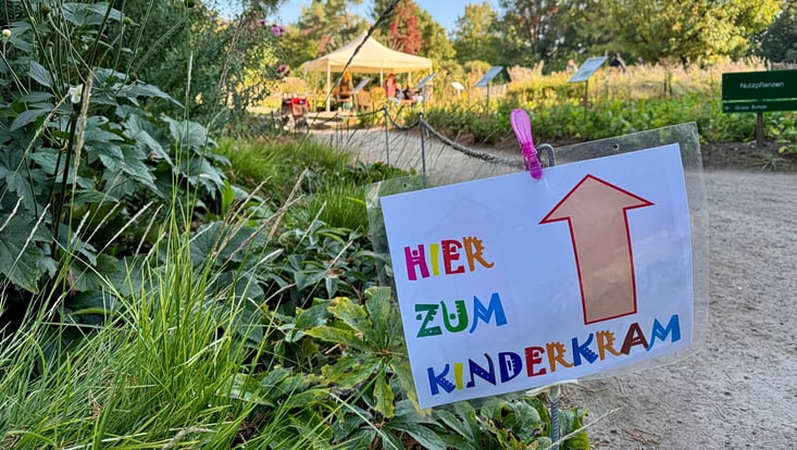 Schild mit der Aufschrift Zum Kinderprogramm
