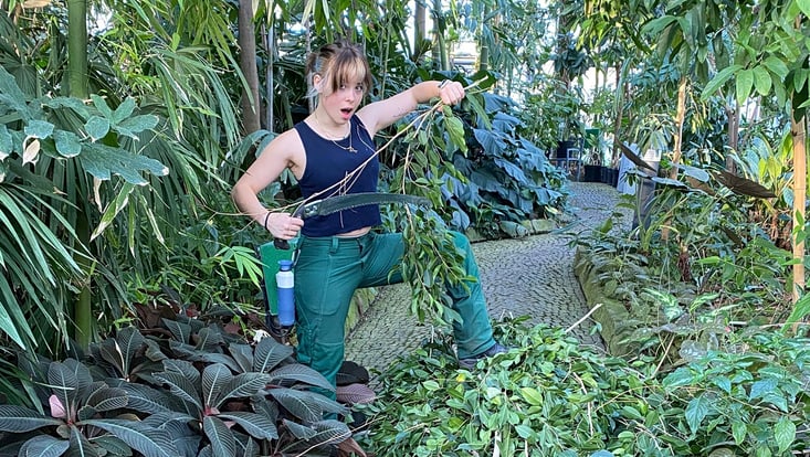 FÖJlerin Lea in den Schaugewächshäusern am Dammtor