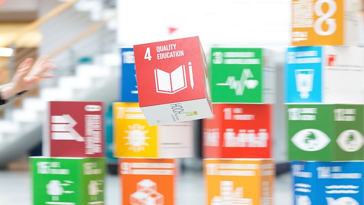 Würfel mit den SDGs, Quality Education im Zentrum