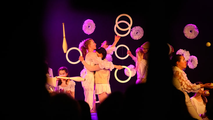 Szenen aus der Show des Zirkus ZArtinka