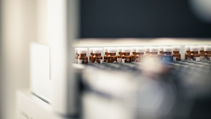 Stimmungsaufnahme: Analysengläschen in Autosampler