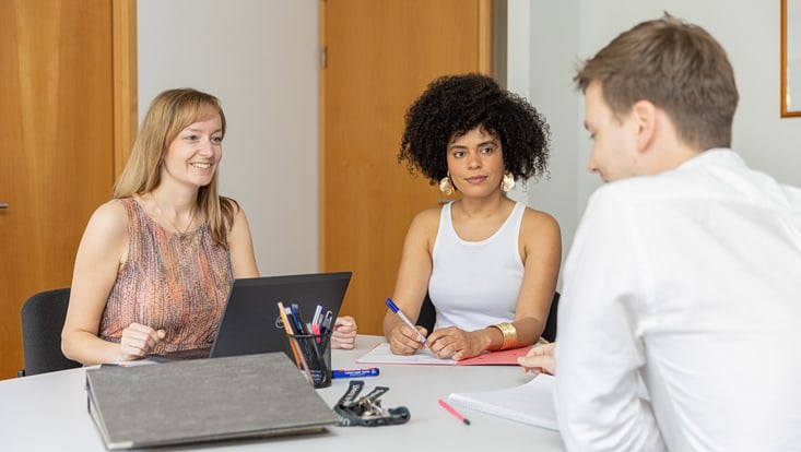 Teambesprechung am Schreibtisch