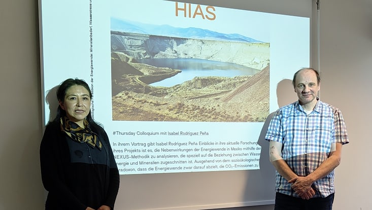 Isabel Rodríguez Peña and Professor Dr. Uwe Schneider in front of the presentation