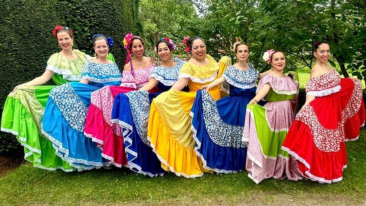 Die Tanzgruppe Sol Mexicano in vollem Kostüm