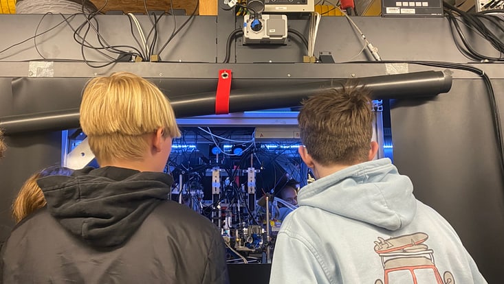 Jungs im Laserlabor