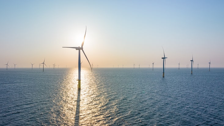 Das Bild zeigt Offshore-Windkraftanlagen.