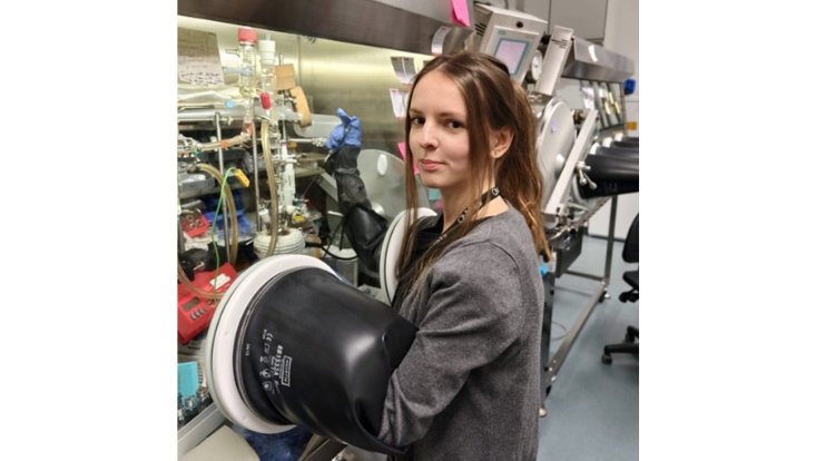 Ekaterina Salikhova bei der Synthese von Quantenpunkten an der Glovebox.