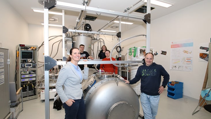 MADMAX team with the cryostat