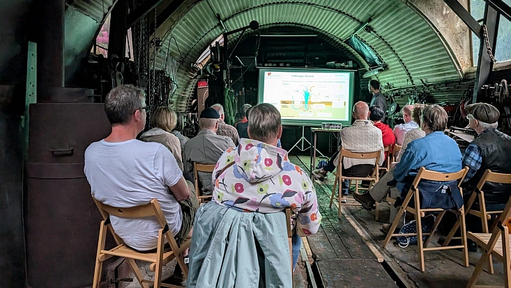Dr. David Holl hält in der Nissenhütte einen Vortrag zum Thema "Moore im Klimasystem"