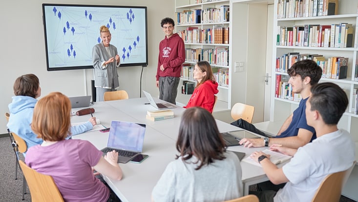 Studierende im Seminar mit Professorin/Dozentin.